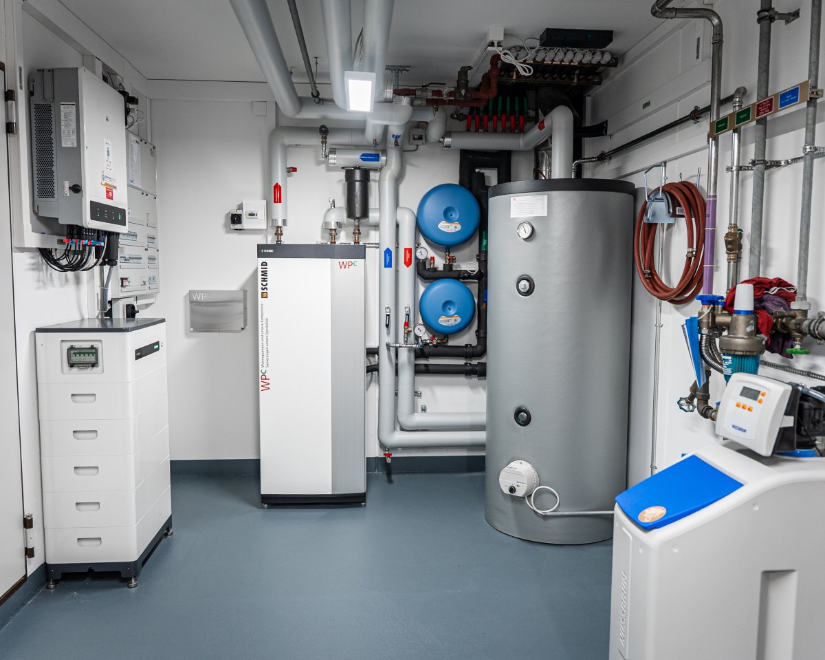 Technikraum mit Wärmepumpe, Speicher und Haustechnik