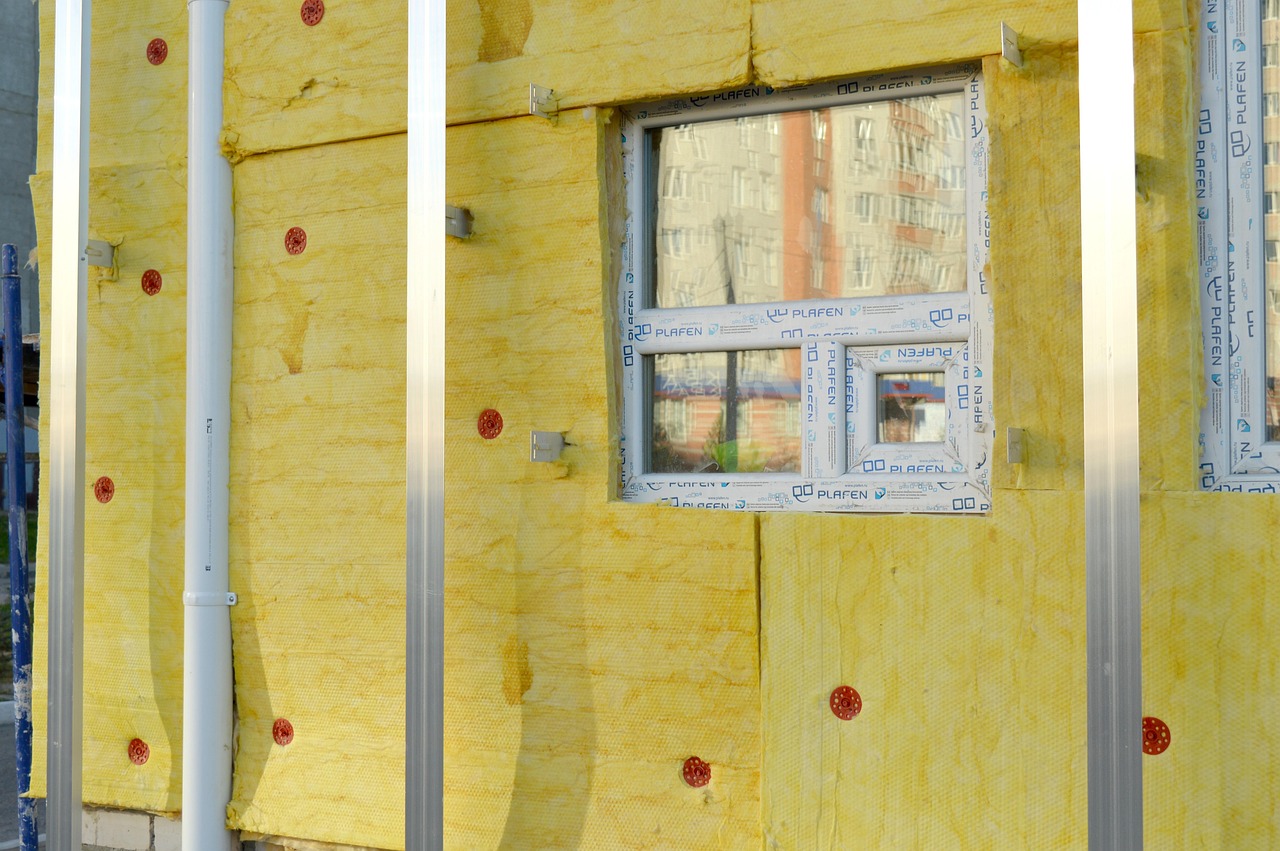 Dämmarbeiten an einer Fassade – energetische Sanierung